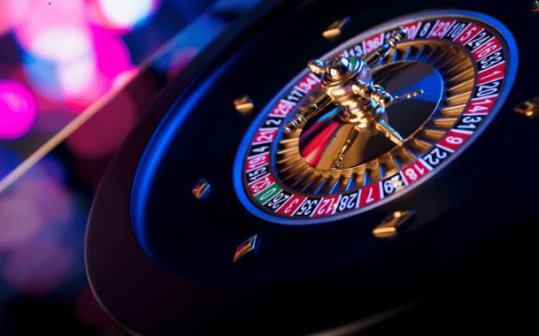 Pengguna menikmati platform hiburan live casino dan sports betting melalui perangkat smartphone